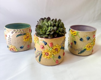 Keramiska krukor inspirerade av vildblommor