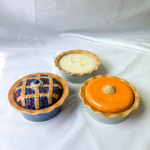 Świece w ceramicznych słoikach na ciasto