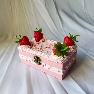 Fake Strawberry Cake Box