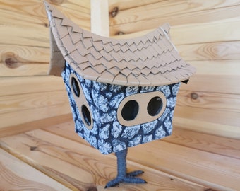Personalisierte Hütte auf Hühnerbein, Baba Yaga Haus für Mini-Hexe, Glücksküche Hexenhaus, neues Zuhause Geschenk, Steinimitation Puppenminiatur