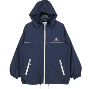 Puede incluir: Chaqueta con capucha azul marino con cremallera y ribetes blancos. La chaqueta presenta un logotipo en el pecho y dos bolsillos delanteros. La chaqueta tiene un cord&oacute;n en la parte inferior y una capucha.