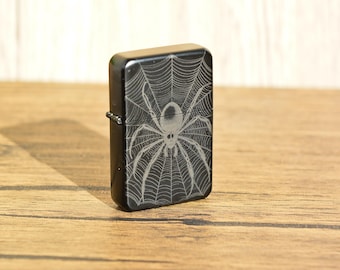 Accendino WhimsyGoth Spider Web, accendino gotico ricaricabile, regalo in acciaio inossidabile inciso al laser, accendino a benzina con meccanismo a ribalta in stile witchy.