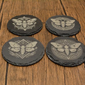 Posavasos de pizarra artesanal con intrincado diseño de polilla, posavasos de piedra natural de estilo brujeril, circular o cuadrado, decoración gótica, oculta y pagana