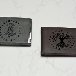 Nordische Wikinger Brieftasche PU-Leder, personalisierte Laser gravierte Baum des Lebens Design, nordische Mythologie Geschenk. Vegan freundlich. Skandinavisch inspiriert.