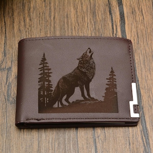 Cartera de piel sintética con lobo grabado: un regalo resistente y elegante para los amantes de la naturaleza y la mitología nórdica.