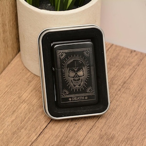 Nachfüllbares Tarot Feuerzeug mit Gravur - Gothic & Witchy Geschenk | Die Liebenden, Tod, Magier, Gerechtigkeit, Schmetterling, Kristall | Personalisierbare Geschenkdose