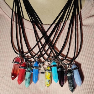Halsband med aura- och chakrahänge med häxa och kristaller