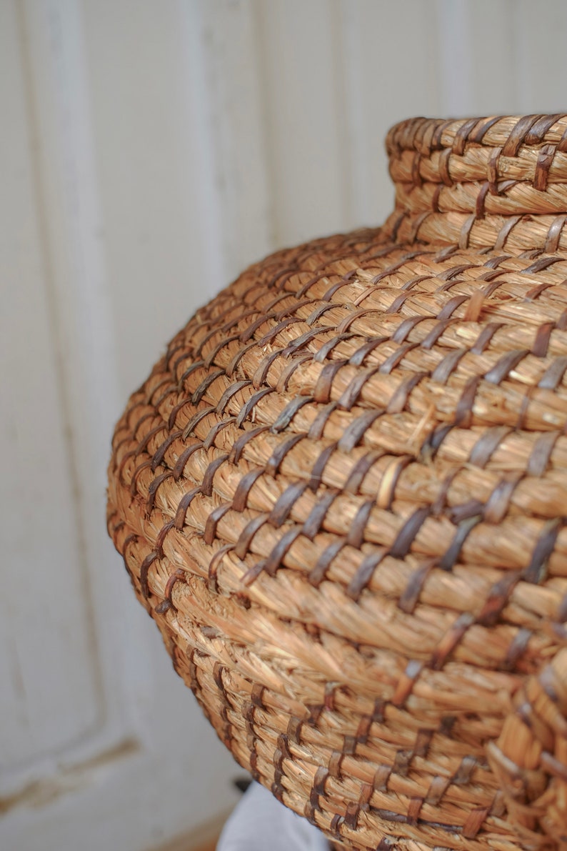 Vintage large basket, hand woven basket in a really good condition. image 3