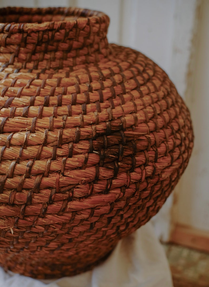 Vintage large basket, hand woven basket in a really good condition. image 5