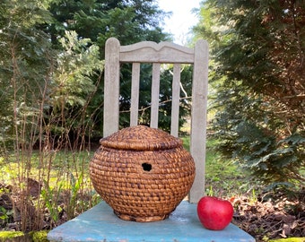 Vintage handmade rye straw basket, large hungarian lidded basket