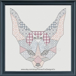 Puede incluir: Patrón de punto de cruz de zorro geométrico con fondo blanco y contorno negro. La cara del zorro está compuesta por varias formas geométricas, cada una llena de un patrón diferente. Los patrones son en tonos de azul, rosa y rojo.