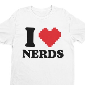 Könnte beinhalten: Weißes T-Shirt mit einem schwarzen "Ich liebe Nerds"-Motiv. Das Herz ist rot und pixelig.