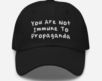 No eres inmune a la propaganda, sombrero de papá bordado, sombrero divertido, humor negro, gorra de béisbol, sombrero de meme, regalo divertido, sombrero grosero, cita divertida