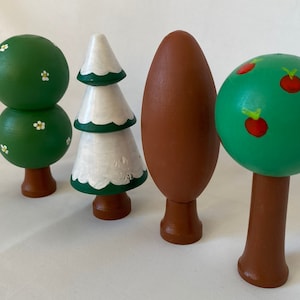 Handgefertigtes Baum Spielset aus Holz: Natürliches Waldorf Spielzeug
