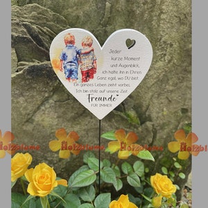 Könnte beinhalten: Ein weißes, herzförmiges Schild aus Holz mit einem Bild von zwei Jungen, die sich an den Händen halten. Das Schild trägt den Text "Jeder kurze Moment und Augenblick, ich halte ihn in Ehren Ganz egal, wo Du bist Ein ganzes Leben zieht vorbei, Ich bin stolz auf unsere Zeit. Freunde FUR IMMER"