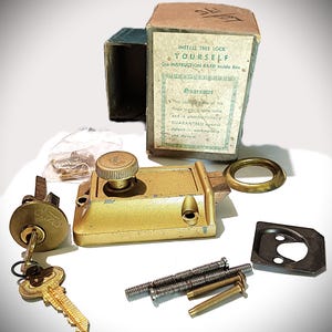 Caixa de fechadura vintage Yale com trava de aro e cilindro Earle, com 2 chaves.