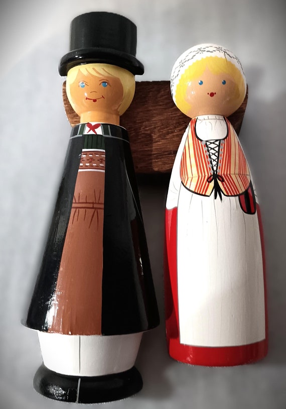 スウェーデン　手彫り　木彫置物　 人形　ヨーロッパ　木彫　工芸品美術品ビンテージ ヴィンテージスウェーデン木製人形：手作りの民芸品 - Etsy 日本