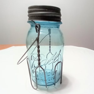 Vintage Blue Tint 7 &quot;H Ball Glas im Träger Triple L,