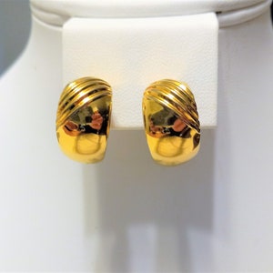Vintage Classy Napier Gold Tone Screw Back Earrings