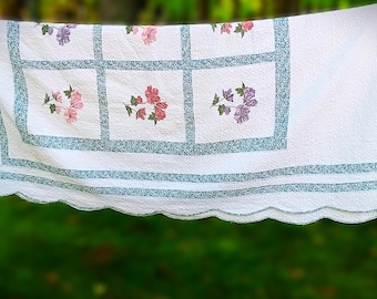 Edredón vintage bordado con flores, borde festoneado, borde azul, ropa de cama estilo cottagecore