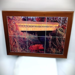 Täckt bro i höstskogen, fogat väggmålning, handgjord färgglad väggfotografisk konst