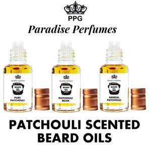 Op de afbeelding: Drie amberkleurige glazen flessen met rolkralen die baardolie bevatten. De flessen zijn gelabeld met de tekst "Paradise Perfumes" en "Beard Oil". De geuren zijn "Pure Patchouli", "Patchouli Musk" en "Sandal Patchouli".