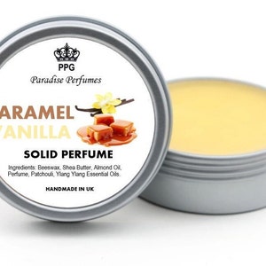 Op de afbeelding: Een zilveren blik met een wit etiket waarop "PPG Paradise Perfumes Caramel Vanille Solid Perfume" staat. Het etiket bevat ook een tekening van karamel en vanillebonen. Het blik is open en de binnenkant is gevuld met een gele vaste parfum.