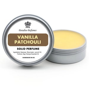 Puede incluir: Una lata de plata con una etiqueta marrón que dice "PPG Paradise Perfumes Vanilla Patchouli Solid Perfume" y enumera los ingredientes: Cera de abejas, manteca de karité, aceite de almendras, perfume, aceite esencial de Nag Champa. La etiqueta también dice "Handmade in UK".