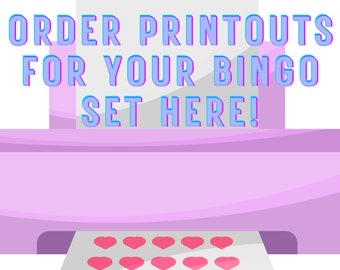以下が含まれることがあります： 白い紙トレイが付いたピンクのプリンターで、紙には「ORDER PRINTOUTS FOR YOUR BINGO SET HERE！」という文字が印刷されています。紙にはピンクのハートが1列印刷されています。