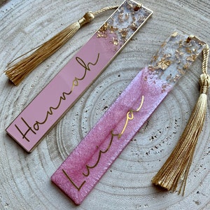 Lesezeichen personalisiert aus Epoxidharz in Pink und Gold Geschenk für Leser und Leseratten Resin Bookmark Bild 1