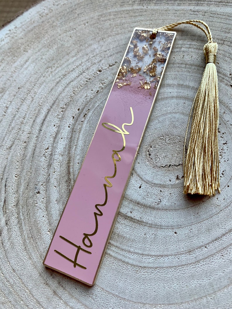 Lesezeichen personalisiert aus Epoxidharz in Pink und Gold Geschenk für Leser und Leseratten Resin Bookmark Bild 3