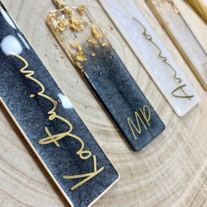 Ab 8,50 EURO: Lesezeichen personalisiert aus Epoxidharz in Schwarz oder Weiß und Gold Resin Bookmark Bild 2