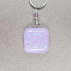 Anhänger aus geschmolzenem Glas, entzückende Dichroic Pfotenabdrücke, die mit lavendelfarbenem Glas und Swarovski-Kristallen verschmolzen sind
