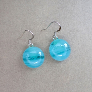 Hellblaue und weiße Ohrringe aus Verschmolzenem Glas | Glasschmuck | Boho Glas Ohrringe | Geschenk für Sie
