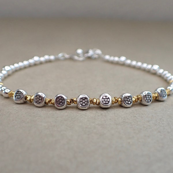 Pulseira Karen Hill Tribe em Prata e Ouro | Pulseira Boho em Metais Mistos | Pulseira com Pedras Preciosas para Usar em Camadas | Pequena e Delicada
