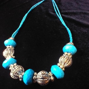Beautiful Faux Turquoise & Silver toned Necklace 20&quot; L