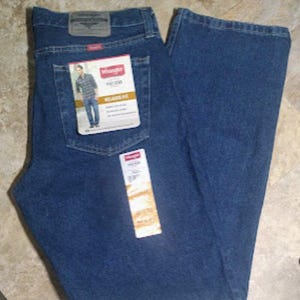 NWT Wrangler Men's Five Star Premium Denim Relaxed Fit Jeans Size: 33 X 32 image 2