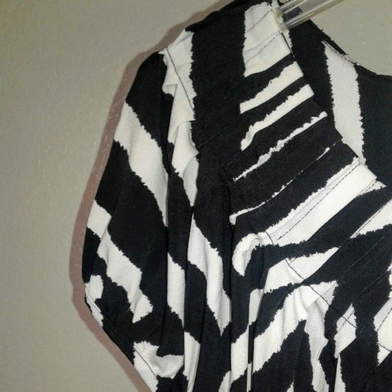 Style & Co Black and White Geo print top SZ S - image 6