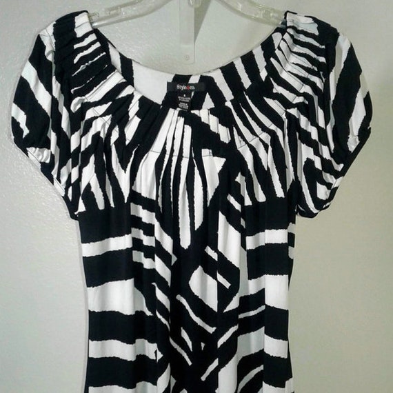 Style & Co Black and White Geo print top SZ S - image 9