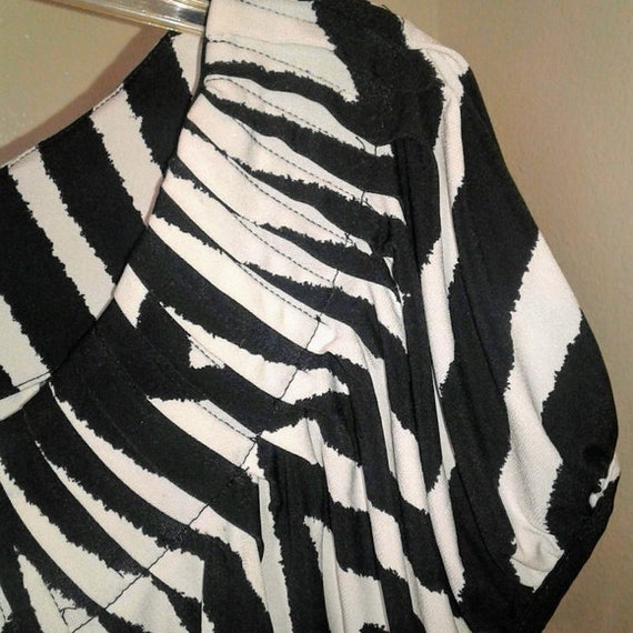 Style & Co Black and White Geo print top SZ S - image 7