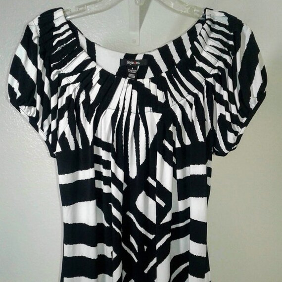 Style & Co Black and White Geo print top SZ S - image 2