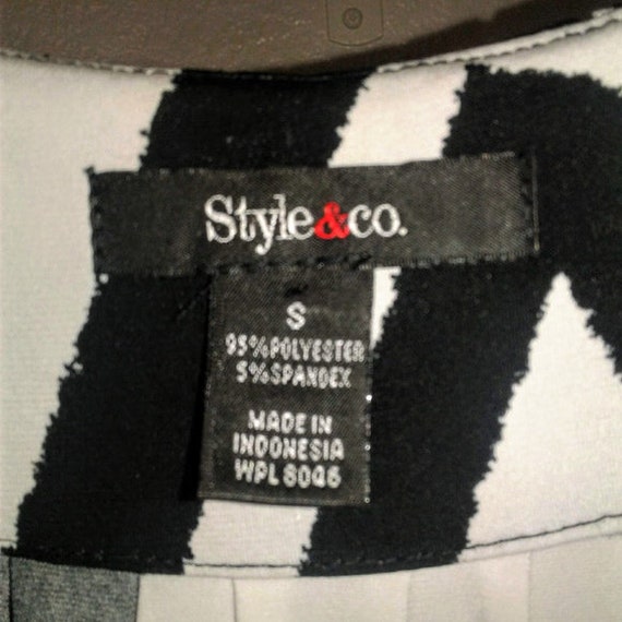 Style & Co Black and White Geo print top SZ S - image 8