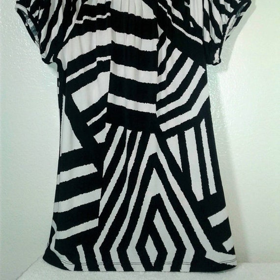 Style & Co Black and White Geo print top SZ S - image 5