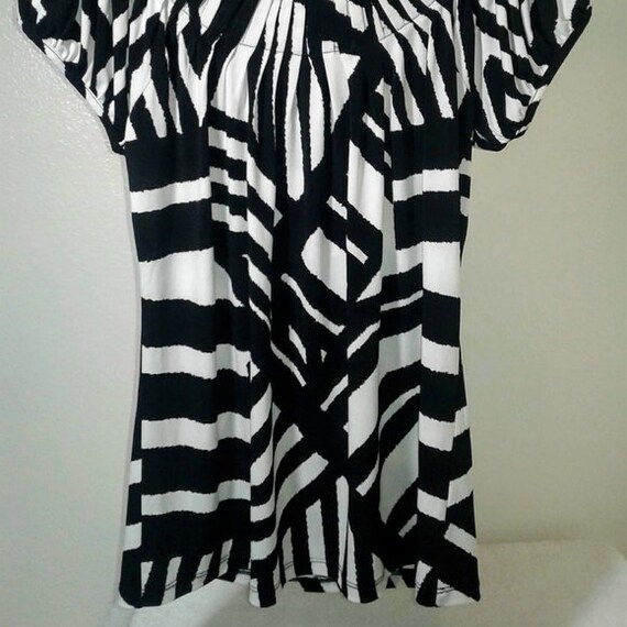 Style & Co Black and White Geo print top SZ S - image 3