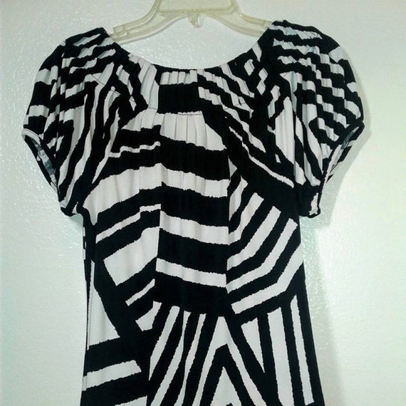 Style & Co Black and White Geo print top SZ S - image 4