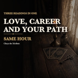 Può includere: Una superficie in legno scuro con tre carte dei tarocchi, una chiave in metallo decorata, una candela accesa in un portacandele in ottone e un piccolo vaso. Il testo recita: THREE READINGS IN ONE, LOVE, CAREER AND YOUR PATH, SAME HOUR, Chaya the Medium.