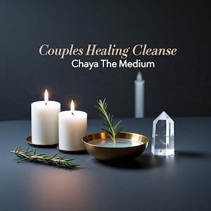 Könnte beinhalten: Zwei weiße Stumpenkerzen auf kleinen goldenen Tellern, eine goldene Schale mit Wasser und einem Rosmarinzweig sowie eine klare Quarzkristallspitze. Der Text lautet: Couples Healing Cleanse, Chaya The Medium. Eine unscharfe weiße Kerze steht im Hintergrund.