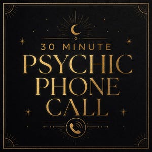 Peut inclure: Un graphique carré noir avec du texte doré indiquant 30 MINUTE PSYCHIC PHONE CALL. Le design présente un croissant de lune en haut, une icône de téléphone en bas et des éléments décoratifs en forme d'étoile, le tout dans une bordure dorée.