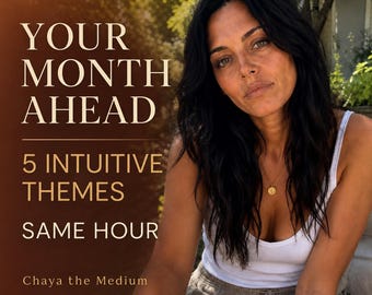 Könnte beinhalten: Eine Person mit langem dunklen Haar trägt ein weißes Tanktop und eine helle Hose mit Kordelzug. Der Text links lautet: YOUR MONTH AHEAD, 5 INTUITIVE THEMES, SAME HOUR und Chaya the Medium. Die Person trägt eine goldene Halskette mit einem Anhänger.