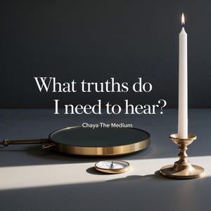 Op de afbeelding: Een brandende witte kaars in een koperen kandelaar, een ronde spiegel met koperen rand en een klein koperen kompas. De tekst luidt: What truths do I need to hear? Chaya The Medium. De voorwerpen zijn gerangschikt op een vlakke ondergrond.